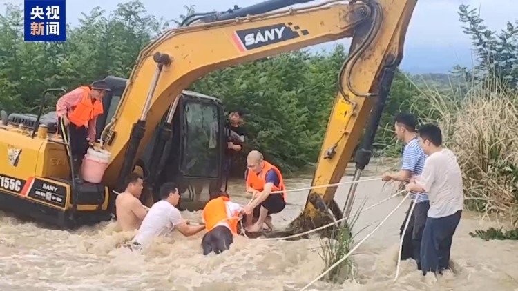 救援人员洪水中上演火速营救 网友：这是真“顶流”