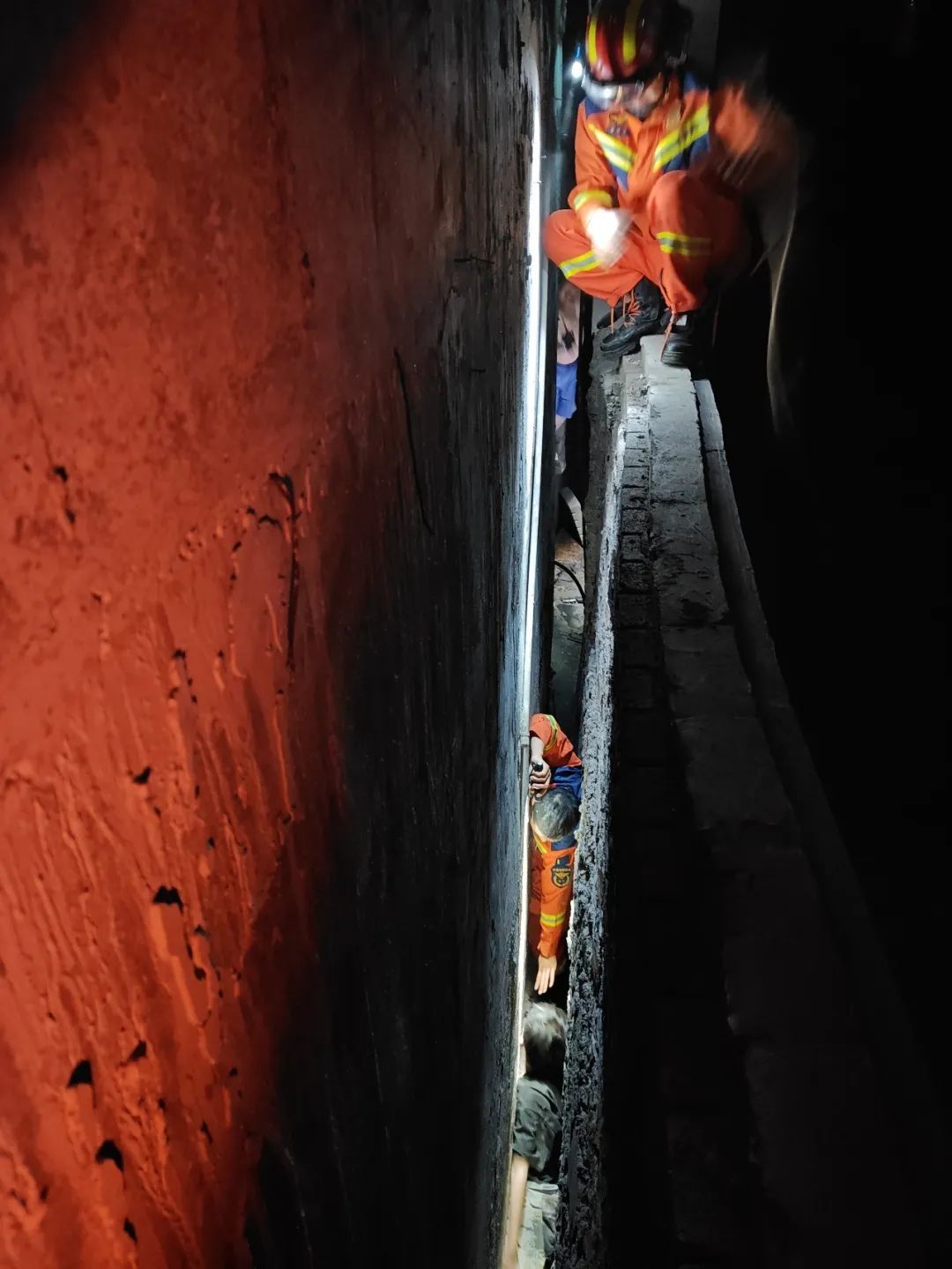 凌晨卡进“一线天”,12岁少年被紧紧“压缩”! 凌晨卡进“一线天”,12岁少年被紧紧“压缩”!