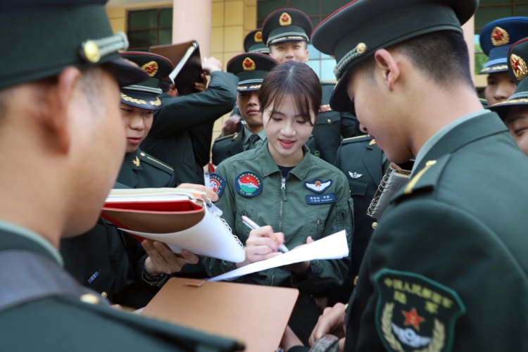 徐枫灿：“忘记自己是女生，记住自己是女飞！”
