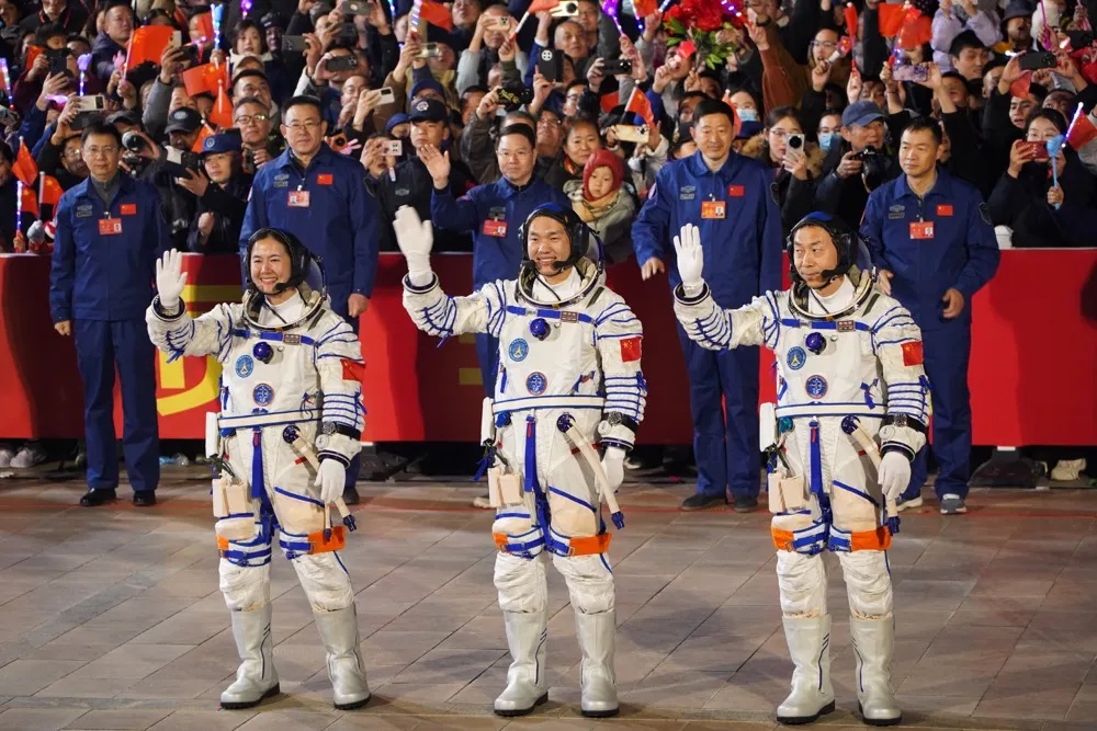 在空间站读书是什么体验？神舟十九号乘组揭秘