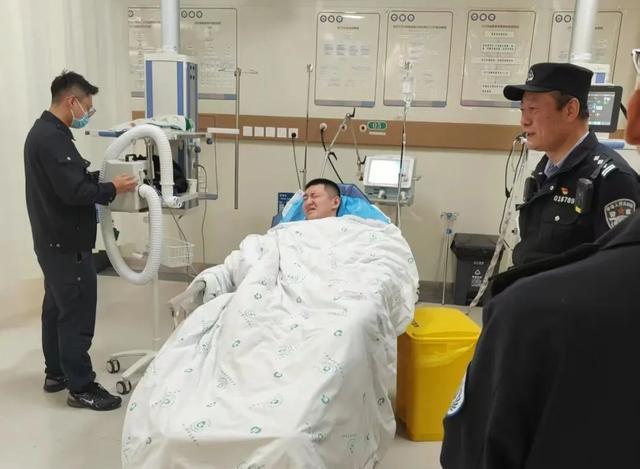 女子被困河心岛，他纵身跳入湍急的水流中