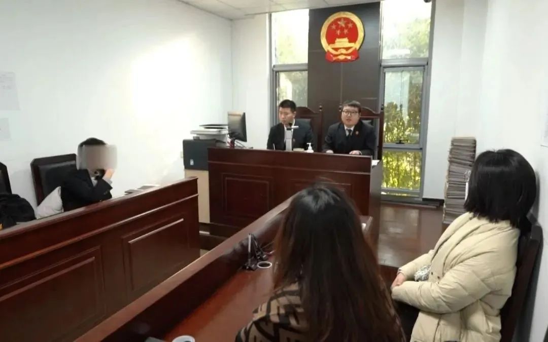 北京一女子多次转账250侮辱诅咒前夫，遭法院罚款1万，律师：特定背景下构成侮辱