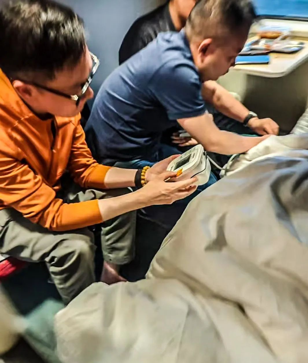K9669次列车上紧急求助！四位医生出手了