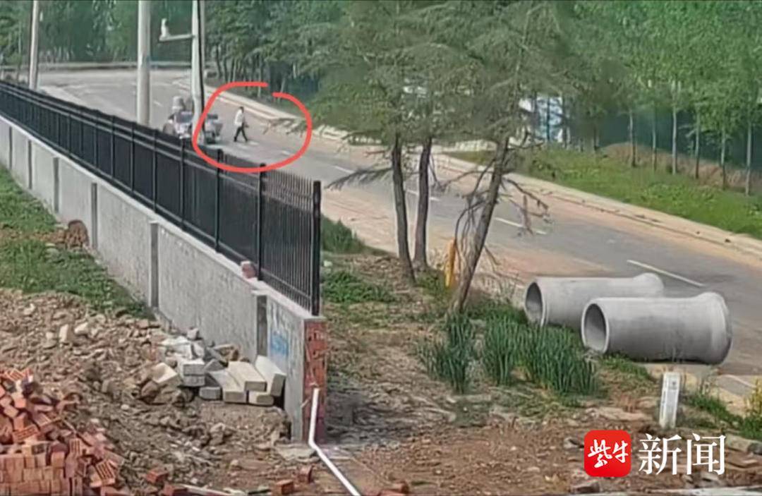 民警发现墙角装有5.7万现金的纸箱后......