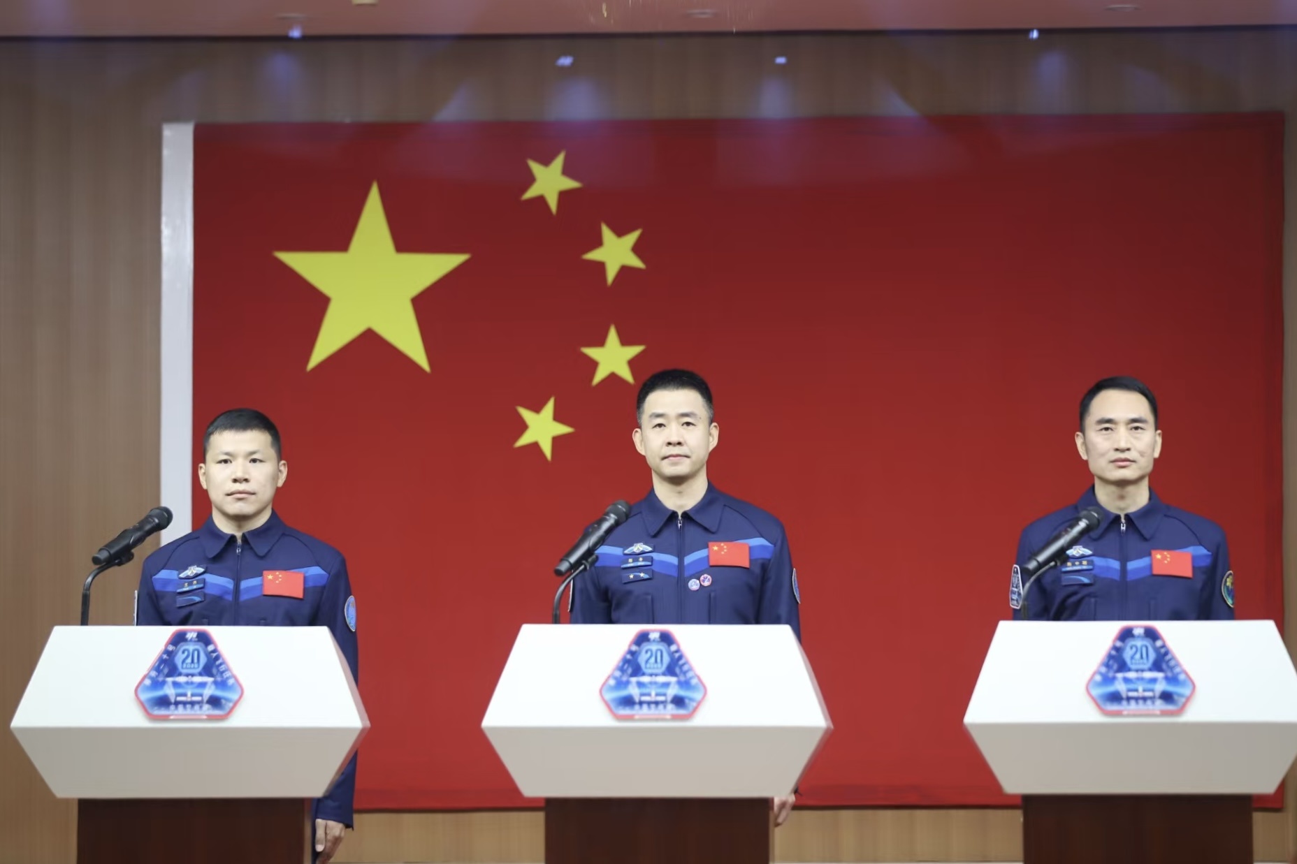 神舟二十号载人飞行任务航天员首次集体亮相