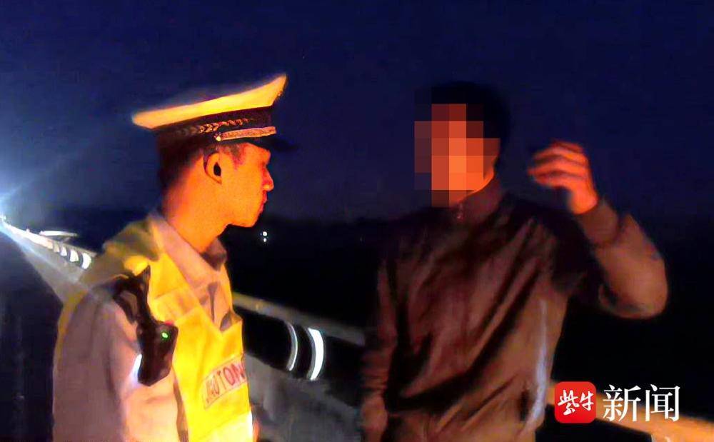 胆真大：货车司机酒后驾车还在高速应急车道睡着了