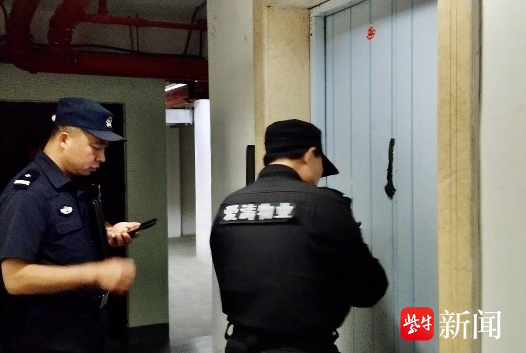 电梯突然“罢工”，民警边救援边喊话：大人照顾好孩子