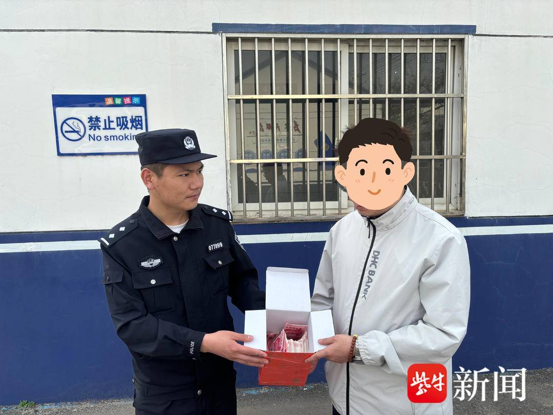 民警发现墙角装有5.7万现金的纸箱后......