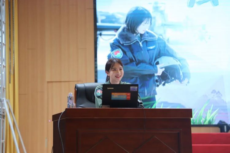徐枫灿：“忘记自己是女生，记住自己是女飞！”