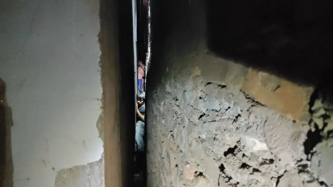 凌晨卡进“一线天”,12岁少年被紧紧“压缩”! 凌晨卡进“一线天”,12岁少年被紧紧“压缩”!