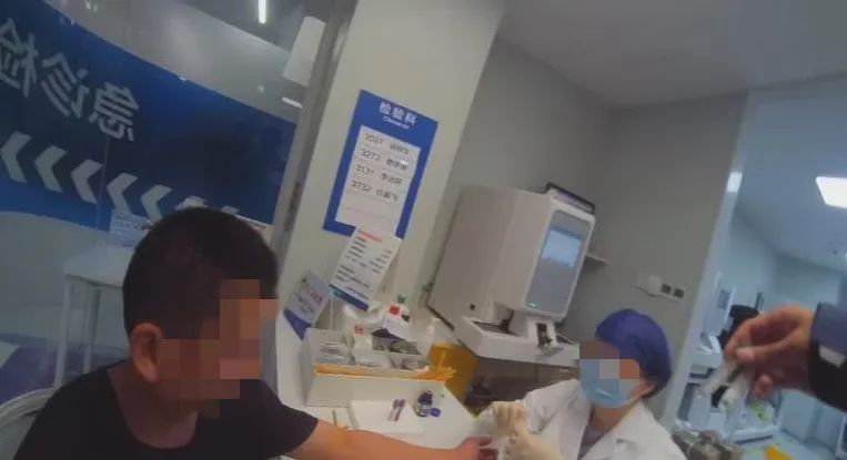 本想给爱车换个车位，却在警车面前“整了个大活”