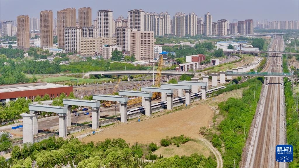 新建沪宁合高铁跨合宁铁路钢盖梁吊装完成