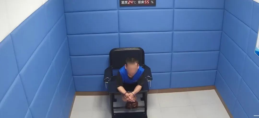 本想给爱车换个车位，却在警车面前“整了个大活”