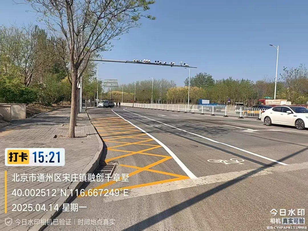 北京一小区居民质疑路侧施划斜列式车位，安全能保障吗？