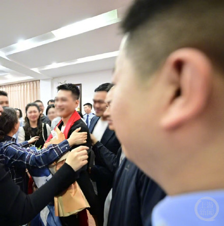 婚礼当天知道自己还有一个妈妈 警方助力让他30年后与亲生父母团聚 婚礼当天知道自己还有一个妈妈 警方助力让他30年后与亲生父母团聚