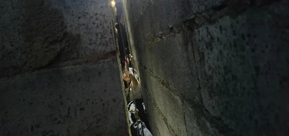凌晨卡进“一线天”,12岁少年被紧紧“压缩”! 凌晨卡进“一线天”,12岁少年被紧紧“压缩”!