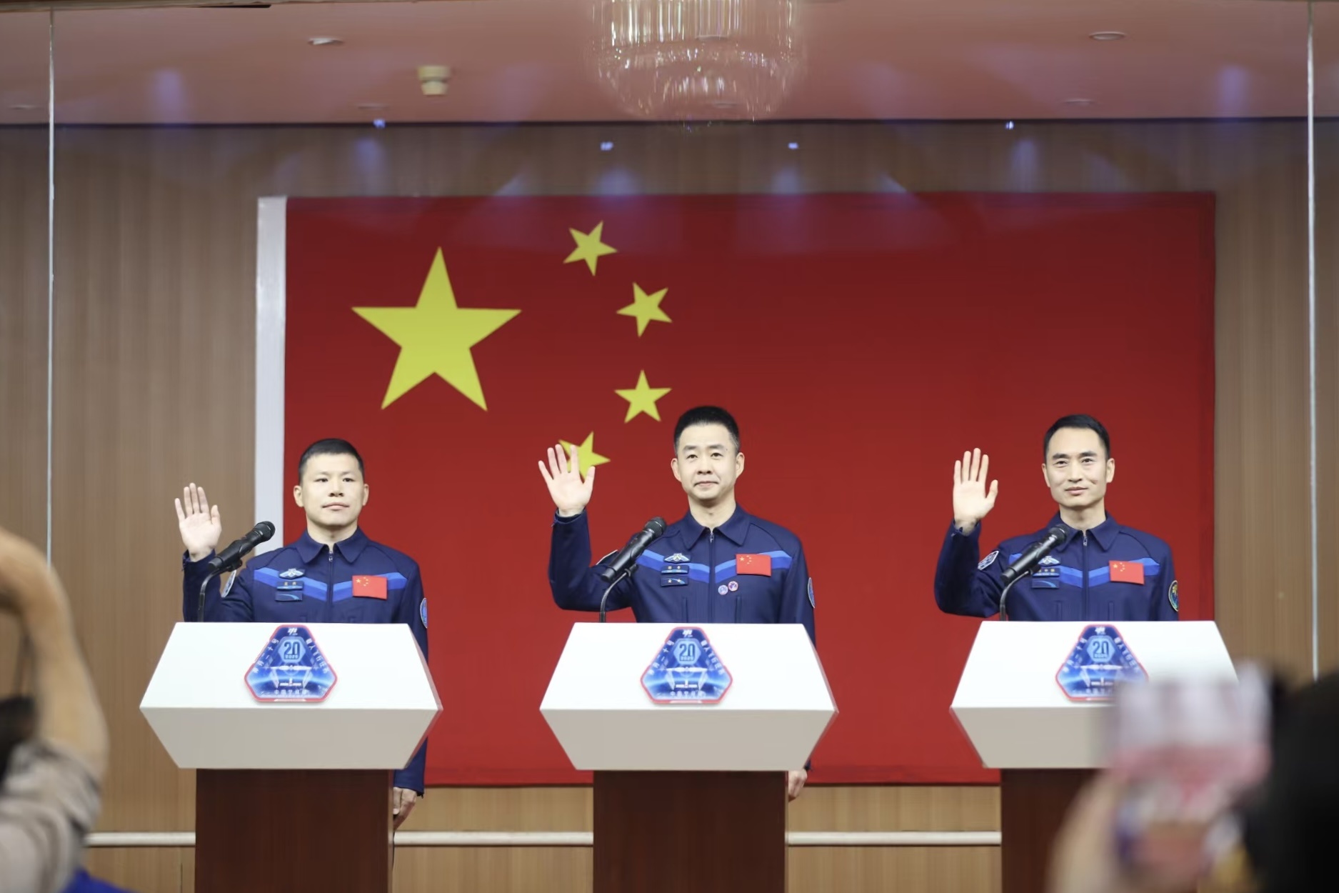 神舟二十号载人飞行任务航天员首次集体亮相