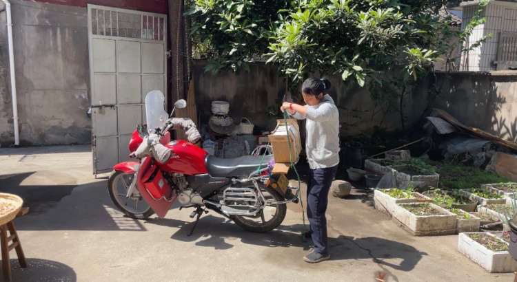出了4本书，在菜市场摆摊21年的女作家：自己只是一个写作者，每天清晨5点半出摊
