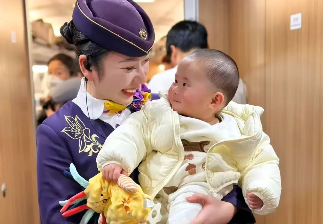 双胞胎姐妹，一起考上复兴号列车长！