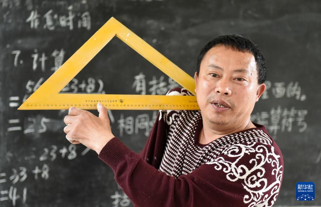 独臂坚守山村讲台30年