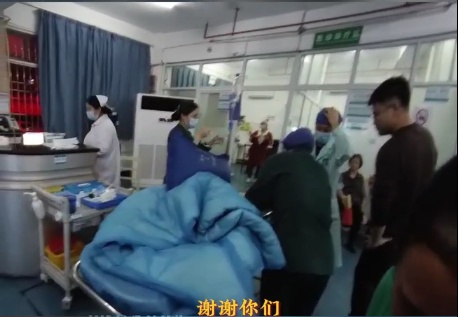 “全部调成绿灯！” 民警疾驰护送重伤儿童