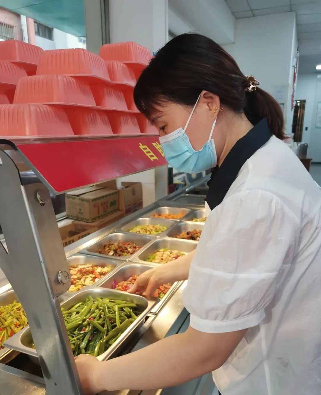 “19时以后，10元随便吃！”
