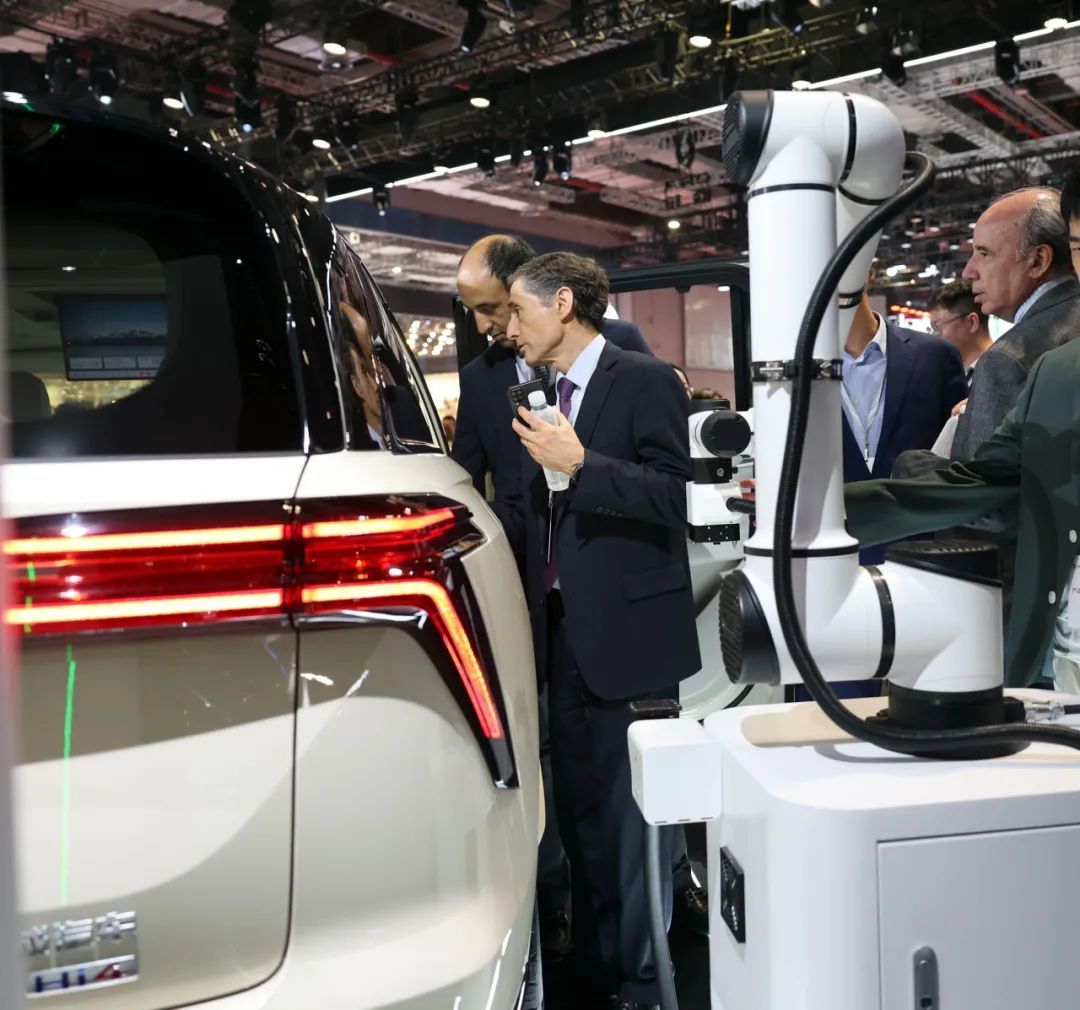 2025上海国际车展首日，记者多图直击现场盛况！