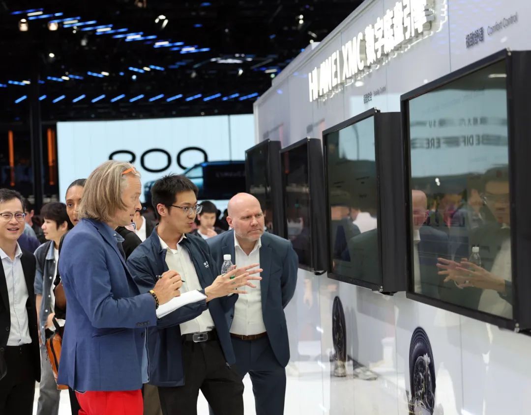 2025上海国际车展首日，记者多图直击现场盛况！