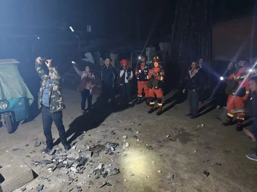 大理洱源凌晨突发4.8级地震，目前已紧急转移群众3000余人