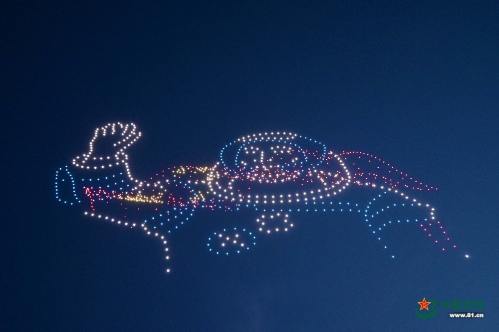 东方红塔架上空千架无人机秀出中国航天的浪漫 东方红塔架上空千架无人机秀出中国航天的浪漫