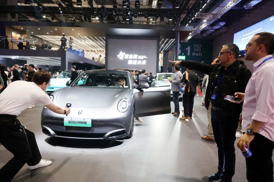 2025上海国际车展首日，记者多图直击现场盛况！