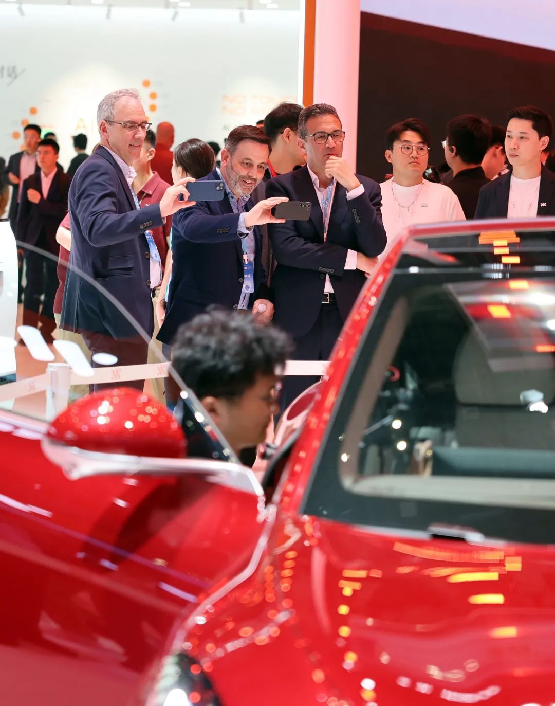 2025上海国际车展首日，记者多图直击现场盛况！
