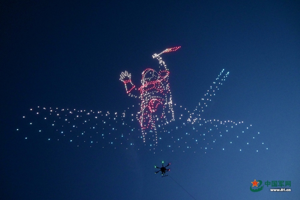 东方红塔架上空千架无人机秀出中国航天的浪漫 东方红塔架上空千架无人机秀出中国航天的浪漫