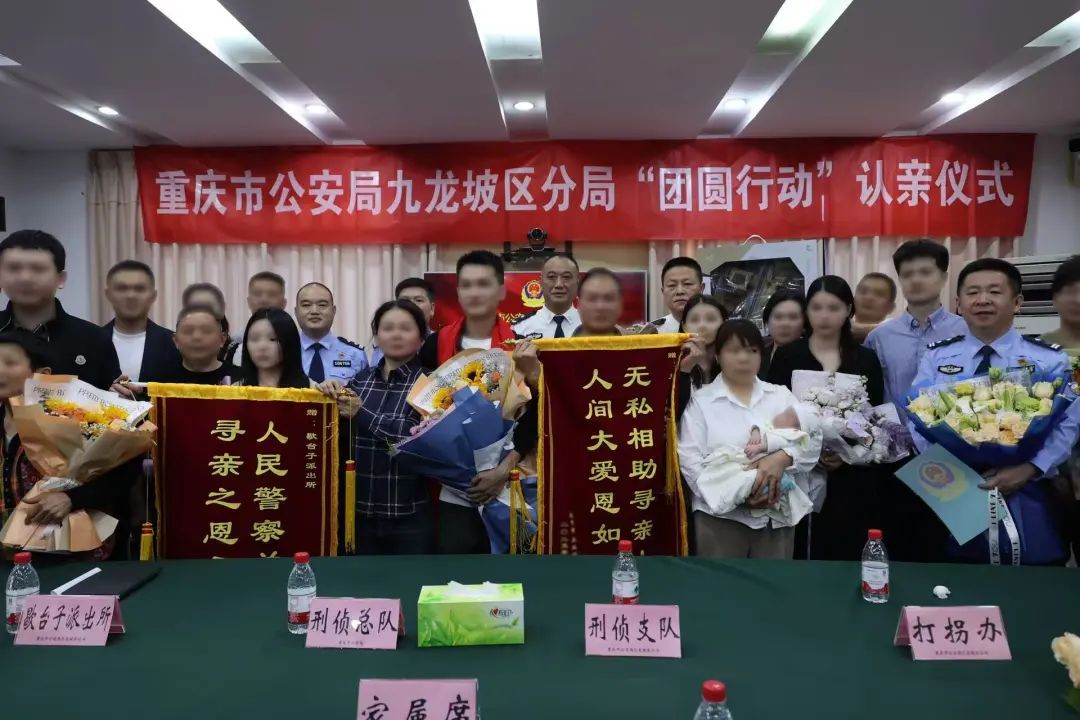 “妈妈这些年一直在找你” 失散31年母亲再见儿子抱头痛哭 “妈妈这些年一直在找你” 失散31年母亲再见儿子抱头痛哭