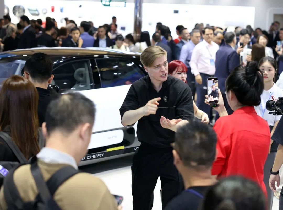 2025上海国际车展首日，记者多图直击现场盛况！