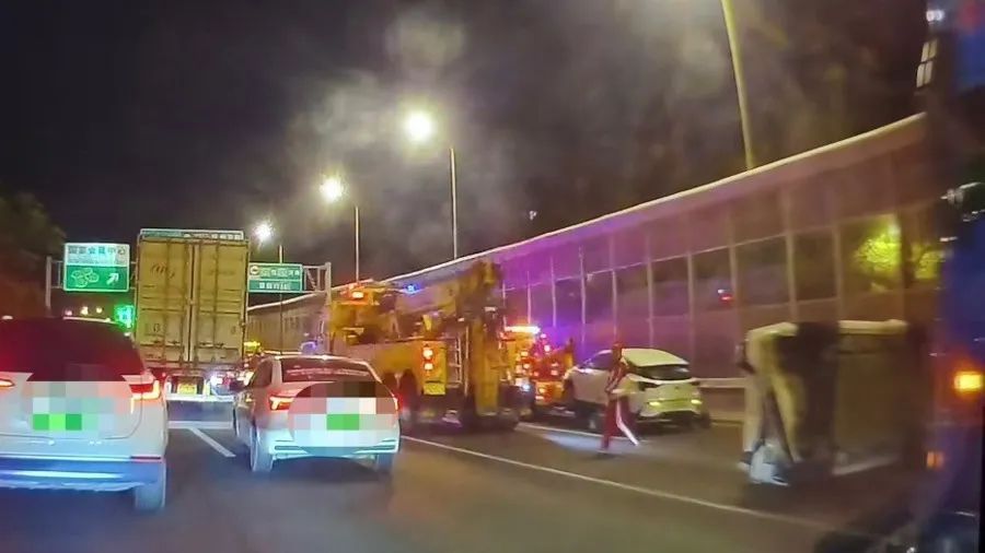 上海S20外环深夜发生车祸，多车相撞致一车侧翻，2人受伤