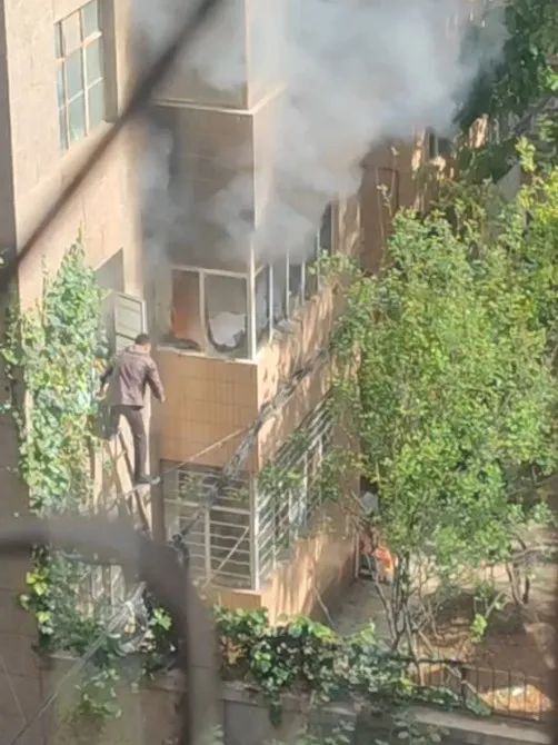 着火了！60岁民警悬空救人！