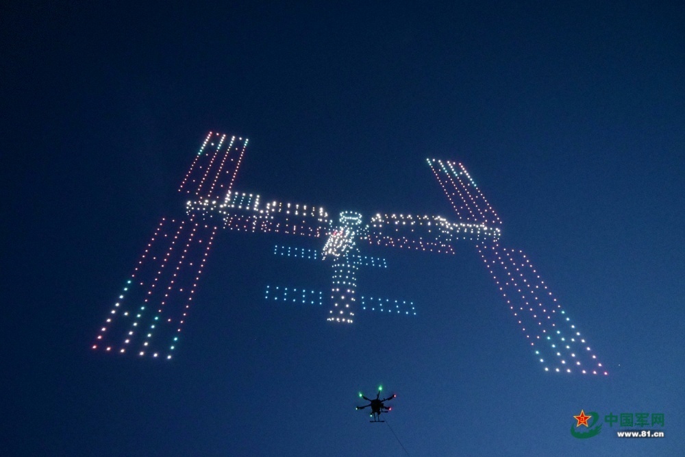 东方红塔架上空千架无人机秀出中国航天的浪漫 东方红塔架上空千架无人机秀出中国航天的浪漫