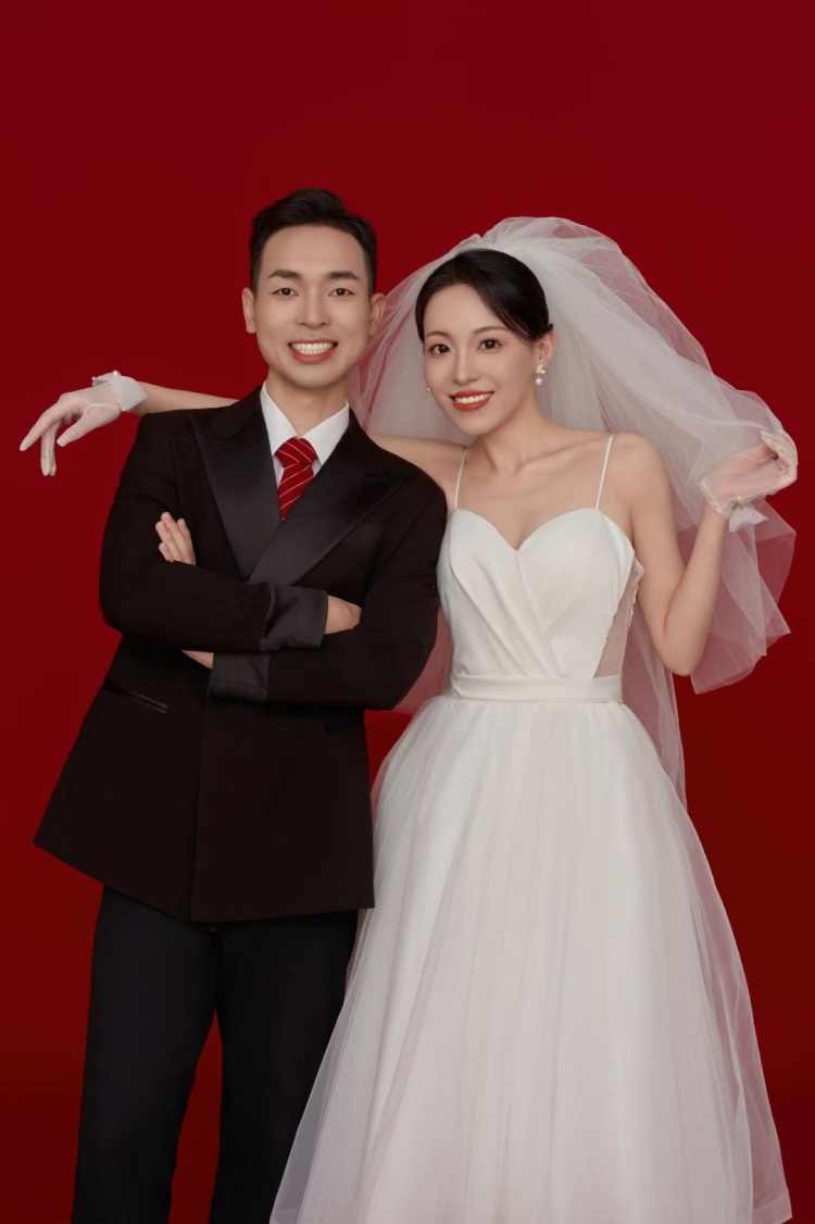 婚礼前夕，“95后”小夫妻决定：不要“三金”和钻石，要石头……