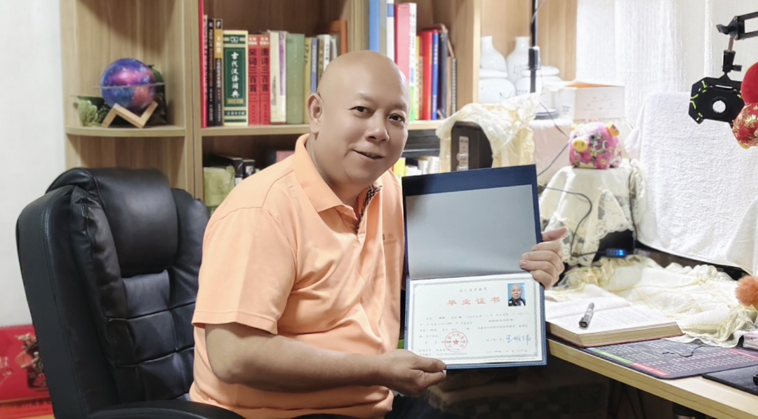 长沙56岁保洁大叔自学国际经济两年半获文凭:内心平静,还想继续考大学读本科 长沙56岁保洁大叔自学国际经济两年半获文凭:内心平静,还想继续考大学读本科