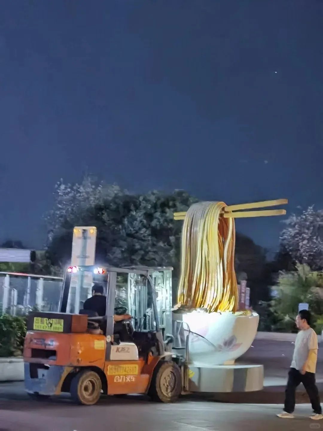 柳州火车站螺蛳粉雕塑被连夜搬走?官方回应 柳州火车站螺蛳粉雕塑被连夜搬走?官方回应