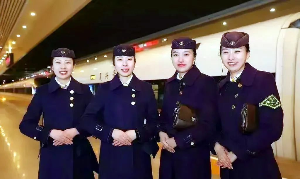 双胞胎姐妹，一起考上复兴号列车长！