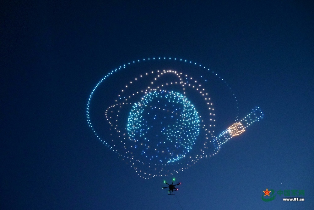 东方红塔架上空千架无人机秀出中国航天的浪漫 东方红塔架上空千架无人机秀出中国航天的浪漫