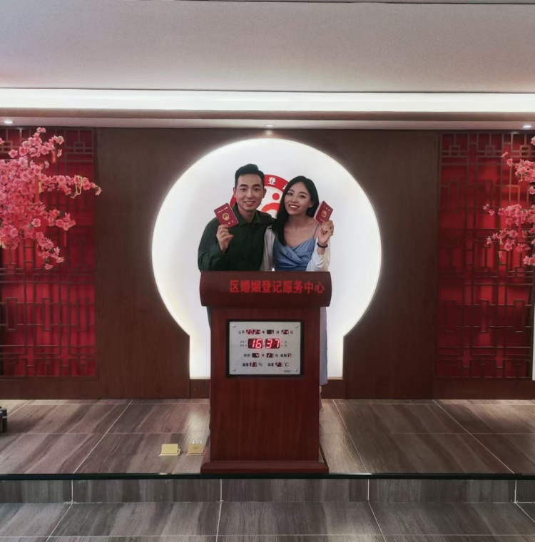 婚礼前夕，“95后”小夫妻决定：不要“三金”和钻石，要石头……