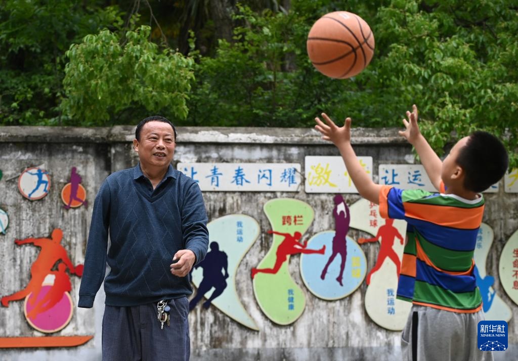独臂坚守山村讲台30年