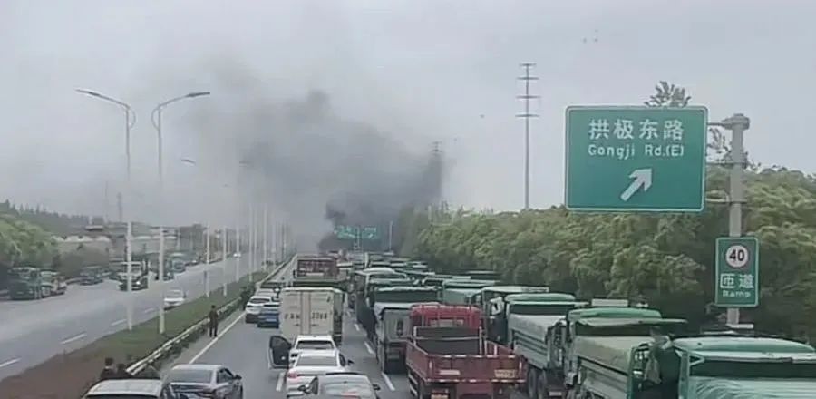 上海街头土方车突然起火！驾驶室迅速被大火吞噬