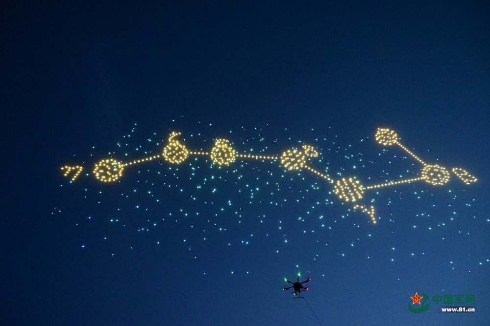 东方红塔架上空千架无人机秀出中国航天的浪漫 东方红塔架上空千架无人机秀出中国航天的浪漫