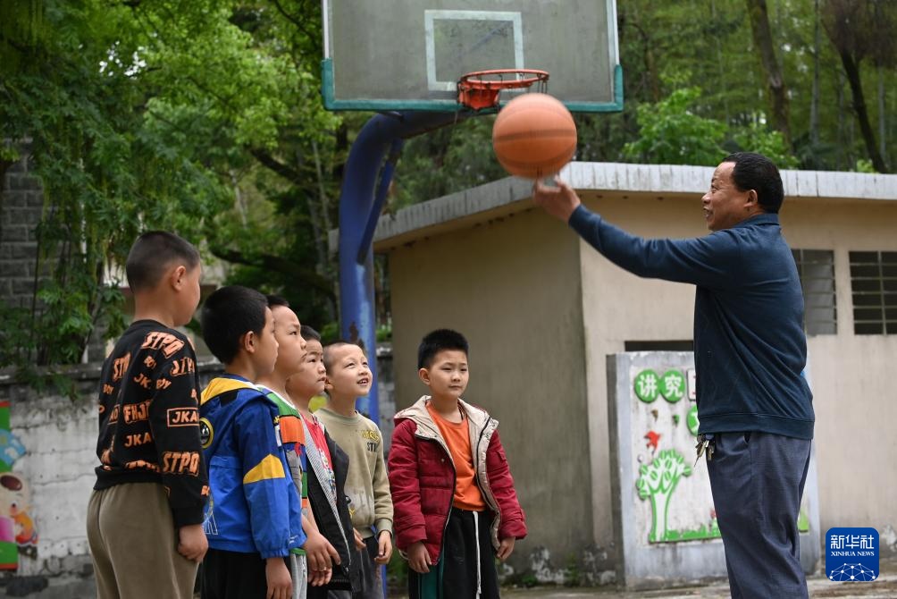 独臂坚守山村讲台30年