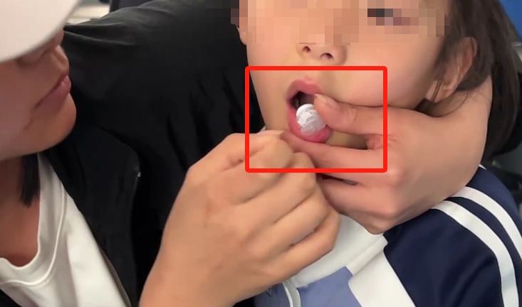 一年级女孩上课吃鞋扣嘴被“封印”，成了全班的“活教材”