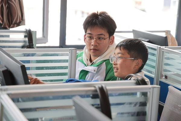 为验证“高反风险预测”小程序，这群高中生真去了趟高原